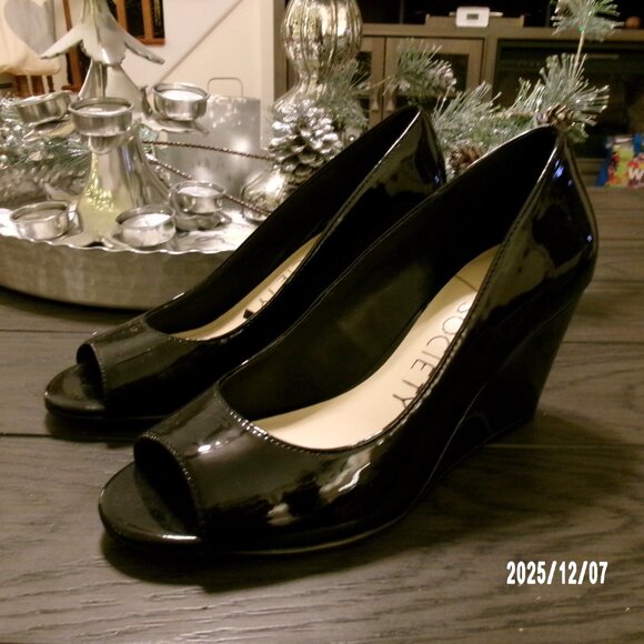 ✨ NWOT Sole Society women’s size 7 BLACK open toe pump wedge patent leather ✨ - Picture 2 of 4